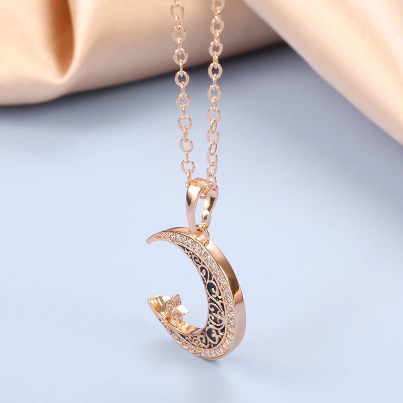 Dámský náhrdelník Moon se zirkony ve zlaté barvě – Golden Diva