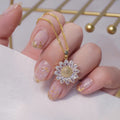 Dámský náhrdelník Daisy Crystal s květem z krystalů – Golden Diva