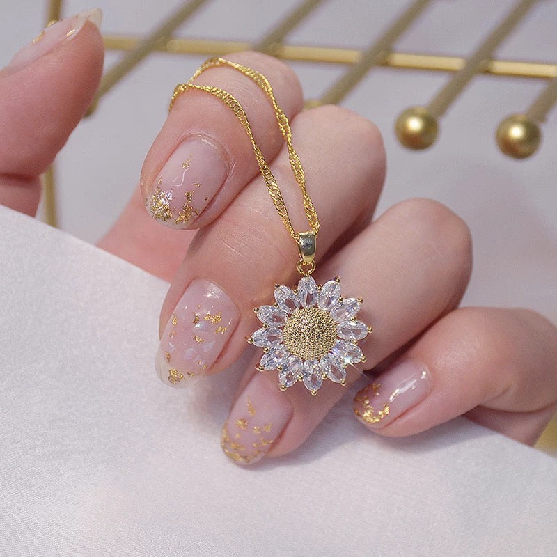 Dámský náhrdelník Daisy Crystal s květem z krystalů – Golden Diva