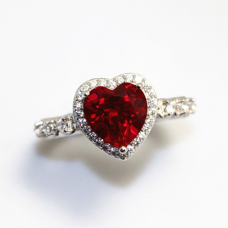 Dámský stříbrný prsten 925 Queen of Hearts s červeným kamenem – Golden Diva