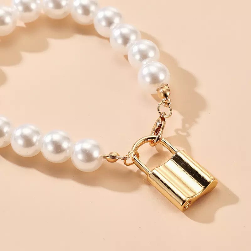 Dámský náramek Locked Pearls s bílou perlou – Golden Diva