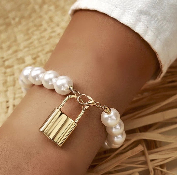 Dámský náramek Locked Pearls s bílou perlou – Golden Diva