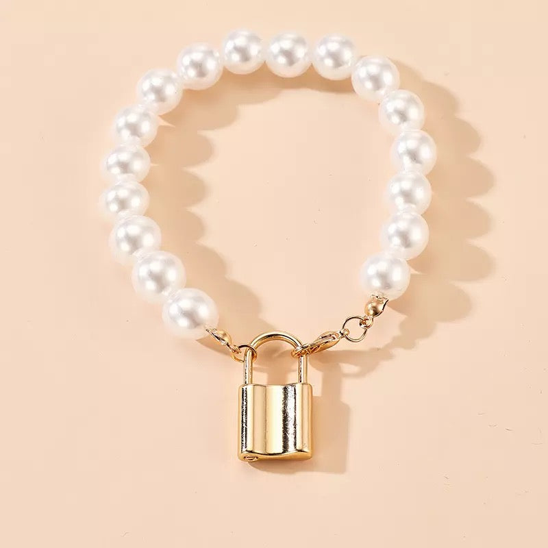 Dámský náramek Locked Pearls s bílou perlou – Golden Diva