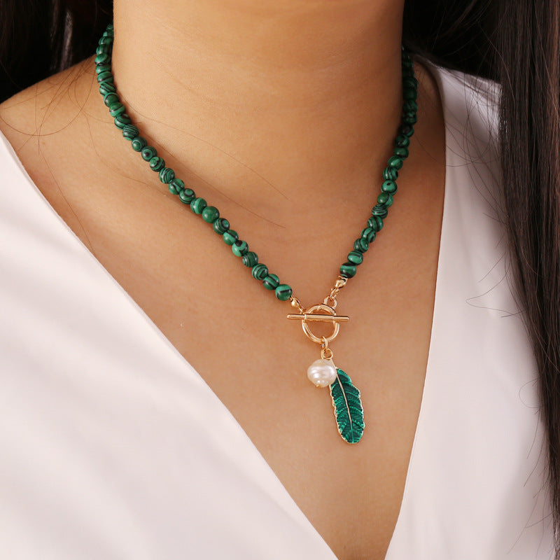 Dámský náhrdelník Malachite Feather z přírodního malachitu – Golden Diva