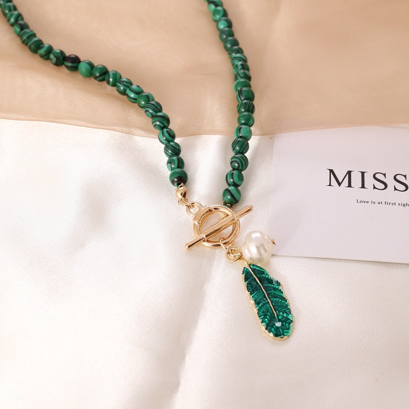 Dámský náhrdelník Malachite Feather z přírodního malachitu – Golden Diva