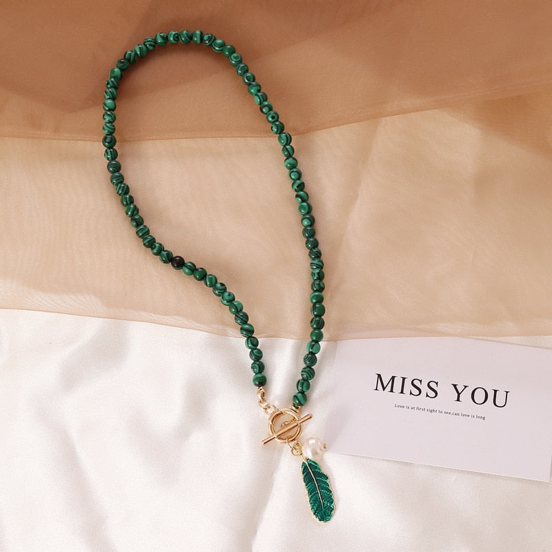 Dámský náhrdelník Malachite Feather z přírodního malachitu – Golden Diva