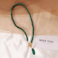 Dámský náhrdelník Malachite Feather z přírodního malachitu – Golden Diva