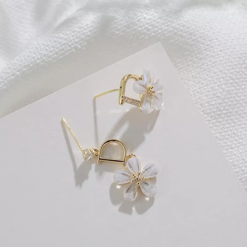 Dámské asymetrické náušnice Flower Flink s květy – Golden Diva