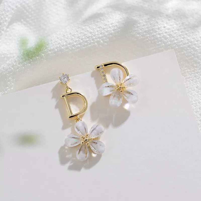Dámské asymetrické náušnice Flower Flink s květy – Golden Diva