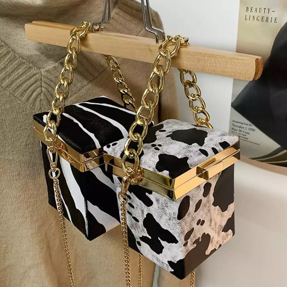 Mini kabelka box Safari se vzorem kraví kůže – Golden Diva