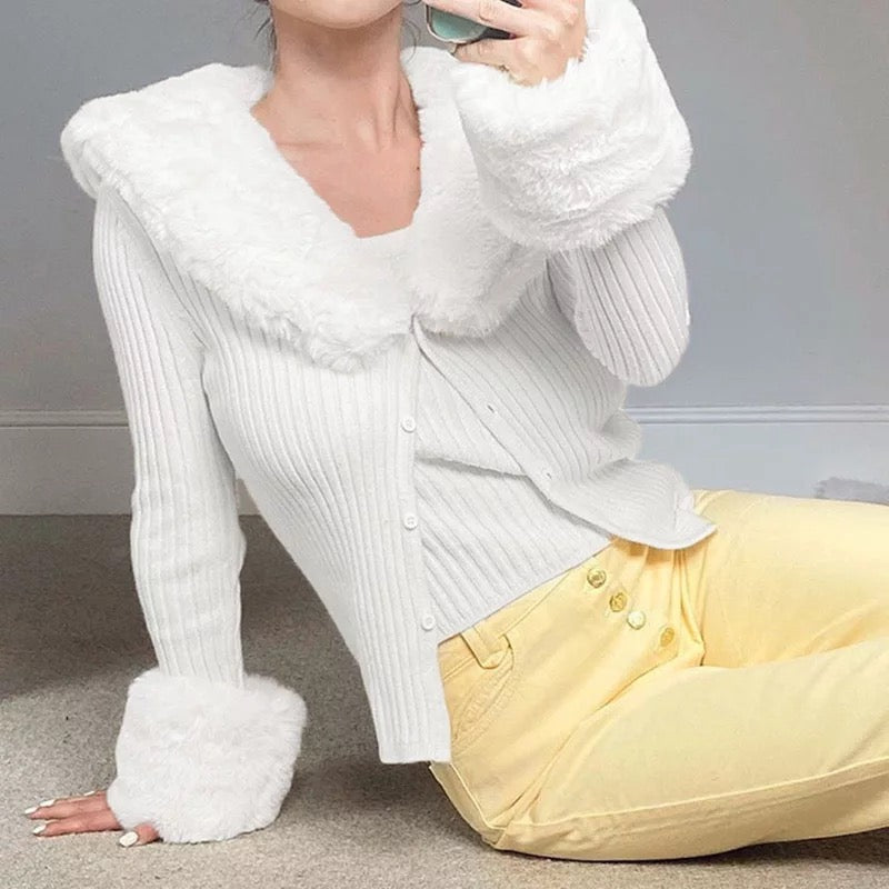 Dámský svetřík Millie bílý s kožíškem na límci – Golden Diva