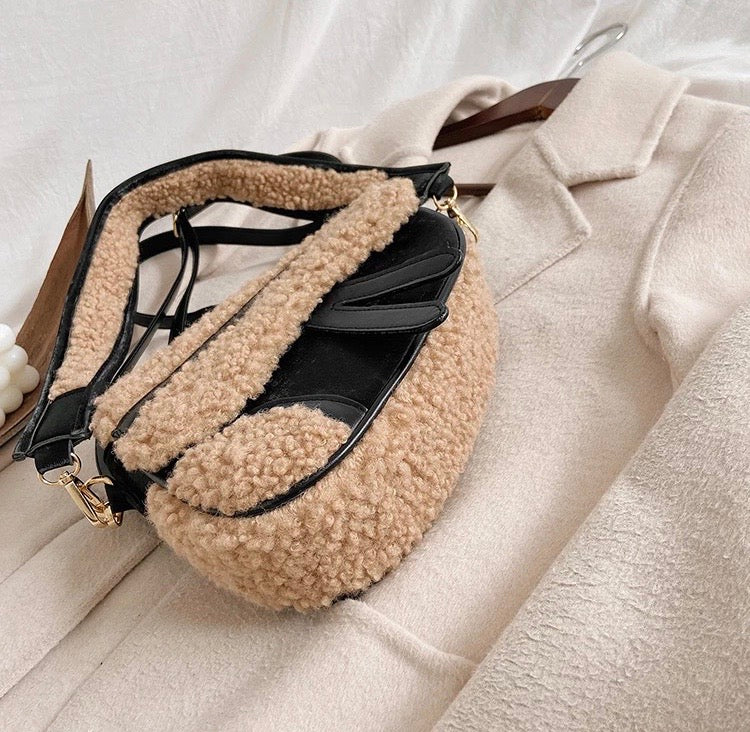 Crossbody kabelka Saddle z koženky a umělé kožešiny – Golden Diva