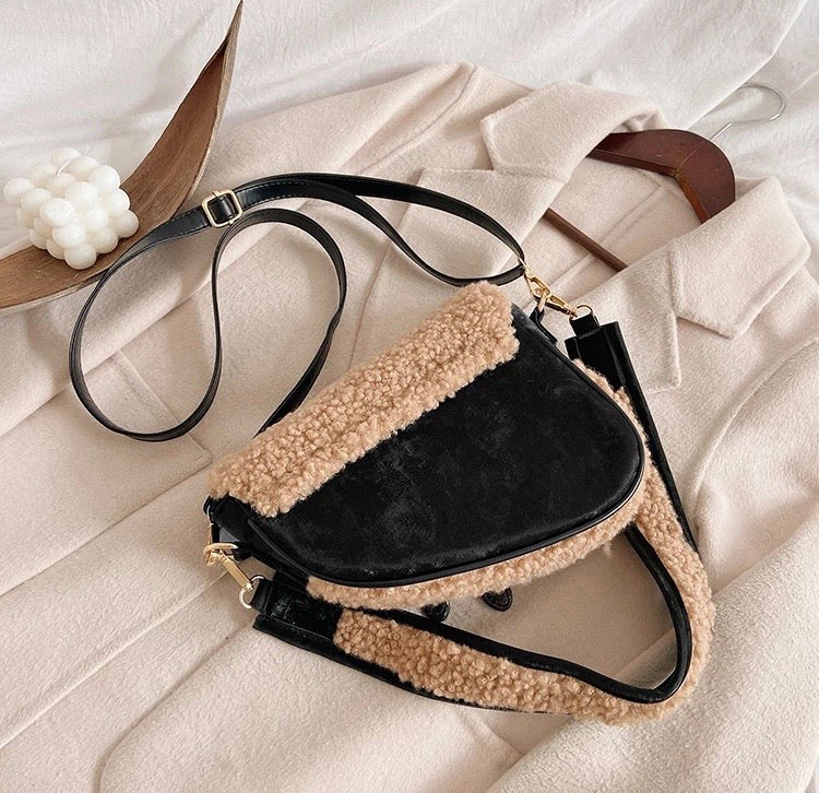 Crossbody kabelka Saddle z koženky a umělé kožešiny – Golden Diva