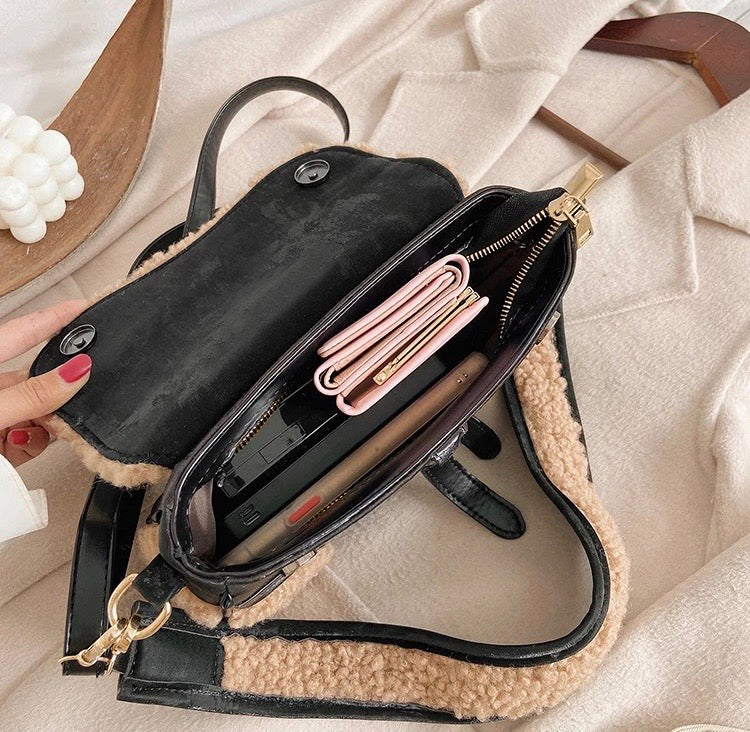Crossbody kabelka Saddle z koženky a umělé kožešiny – Golden Diva