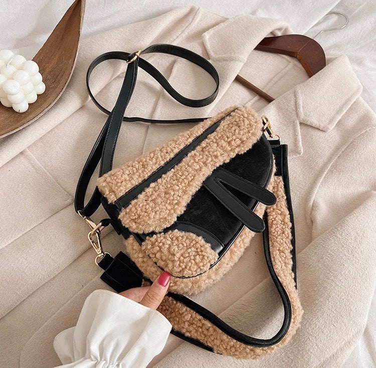 Crossbody kabelka Saddle z koženky a umělé kožešiny – Golden Diva