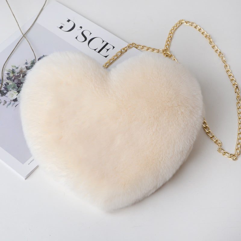 Plyšová mini kabelka Furry Love krémová ve tvaru srdce – Golden Diva